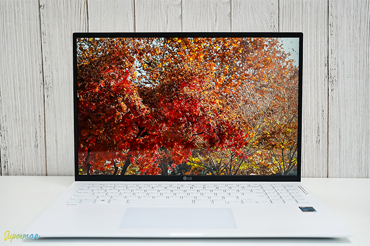 LG 그램 노트북 화면에 선명한 단풍 풍경이 출력된 모습