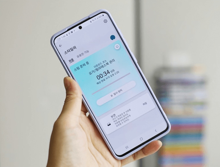 스마트폰 화면에 스타일러의 동작 상태와 남은 시간이 표시된 모습