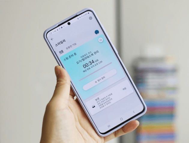 스마트폰 화면에 스타일러의 동작 상태와 남은 시간이 표시된 모습