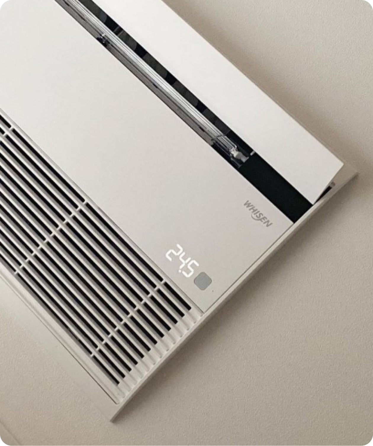 천장에 설치된 LG 휘센 시스템에어컨의 근접 사진으로, 디지털 디스플레이에 '24.5'라는 온도가 표시되어 있다