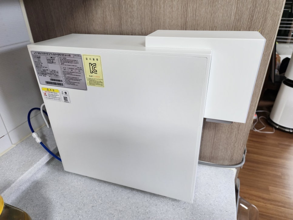 싱크대에 설치된 정수기 측면