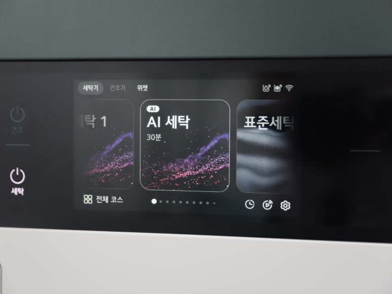 AI 타임 센싱과 AI 시간 안내가 <br class="mo-only">생각보다 훨씬 더 유용하더라고요!<br/>3초 만에 예상 시간이 나오니까 앞에서 기다리는 시간이 <br class="mo-only">줄어들어 <br class="pc-only">잔여 건조 시간을 계속 확인할 일이 없어요.<br/><br/>사용할수록 정확해지는 건조 시간 덕분에<br/>세탁, 건조의 질이 확 올라갔답니다~