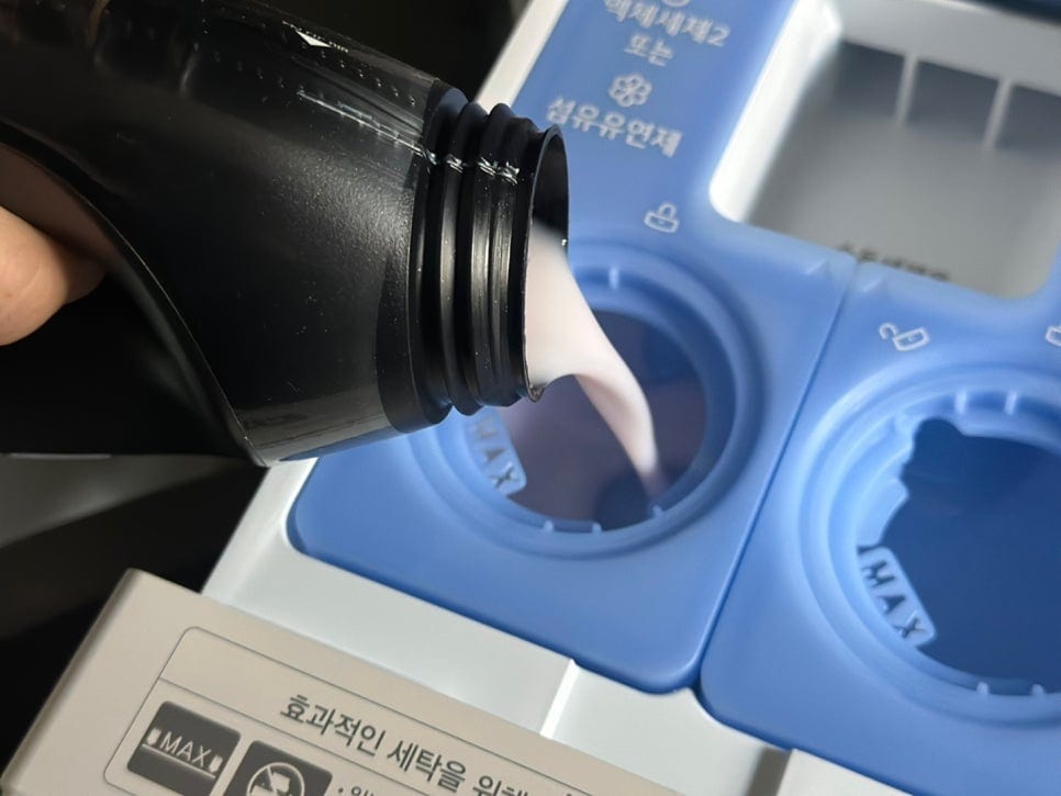 AI 워시타워는 자동 세제함이 있어서 의류 오염도와<br/>무게에 딱 알맞은 세제 양을 계산해서 <br class="mo-only">최적의 양을 조절해줘요.<br/><br/>아이 키우는 집은 잔여 세제 걱정도 많은데<br/>이런 부분 걱정도 덜었어요.