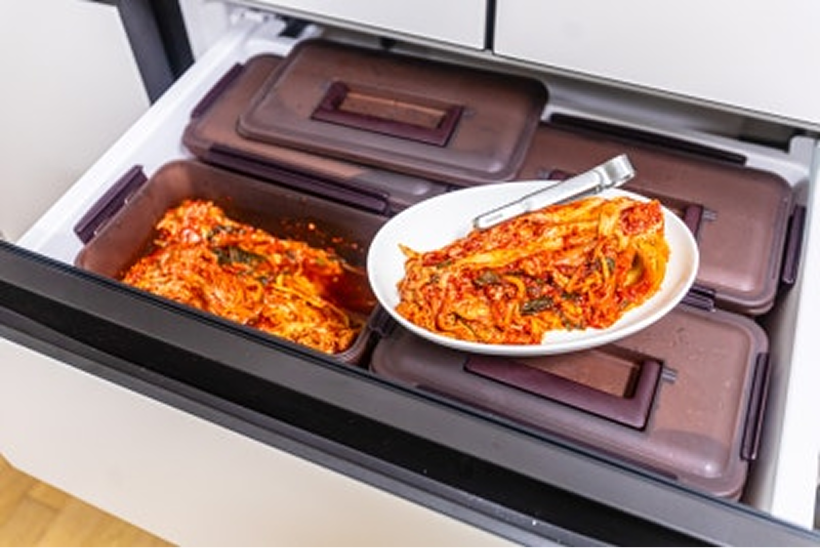 전에는 김치냉장고를 베란다에 따로 두고 써서,<br/>추운 겨울엔 특히 김치 꺼내려고 할 때마다 얼마나 불편했게요.<br/><br/>더군다나 김치를 정말 사랑하는 가족들이라서<br/>매끼 새 김치를 꺼내다 대령하느라고 <br class="mo-only">문턱이 닳도록 왔다 갔다 했는데,<br/>이제는 뒤돌아서면 김치냉장고가 있으니 <br class="mo-only">얼마나 편한지 모르겠어요. ^^