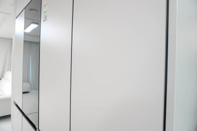 '틈이 저렇게 없는데 냉장고 문이 열릴까?'라는 <br/>의문점이 생기실 수 있어요. 하지만 그런 걱정은 NO! <br/><br/>LG의 제로 클리어런스 힌지 기술이 탑재되어 있기 때문에 <br/>좌우 4mm만 확보된다면 전혀 문제가 되지 않는다는 거예요.<br/><br/>컬러도 베이지/베이지를 선택했는데 고급스러우면서도 <br/>깔끔 그 자체! 보면 볼수록 더 예쁘더라고요. <br/>아이들도 우리 집이 아닌 것 같다며 정말 예쁘다고 말해주던걸요.