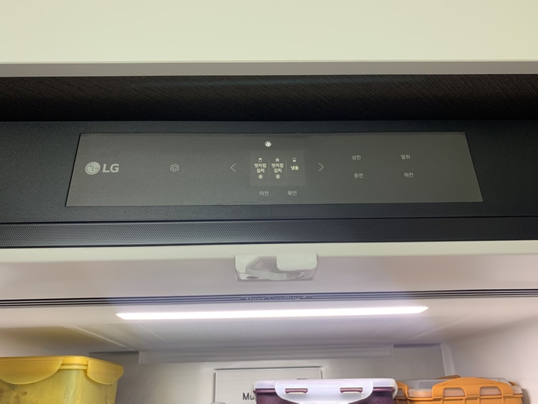 LG 오브제컬렉션 냉장고 상단에 온도 조절 디스플레이가 클로즈업 된 모습.