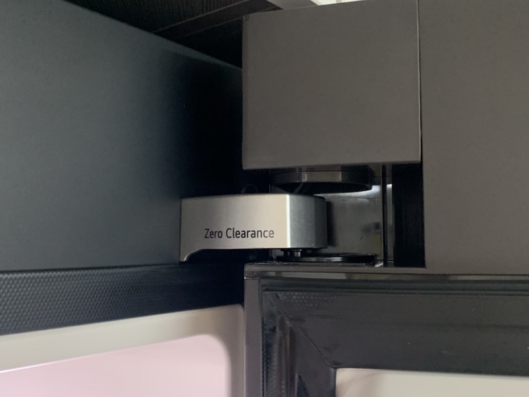 LG Objet Collection 냉장고의 제로 클리어런스 힌지가 클로즈업된 모습.