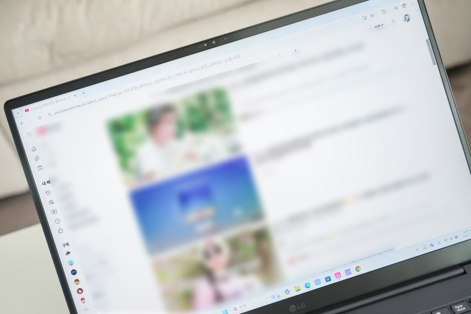 유튜브_화면에서_노래를_노르는_모습