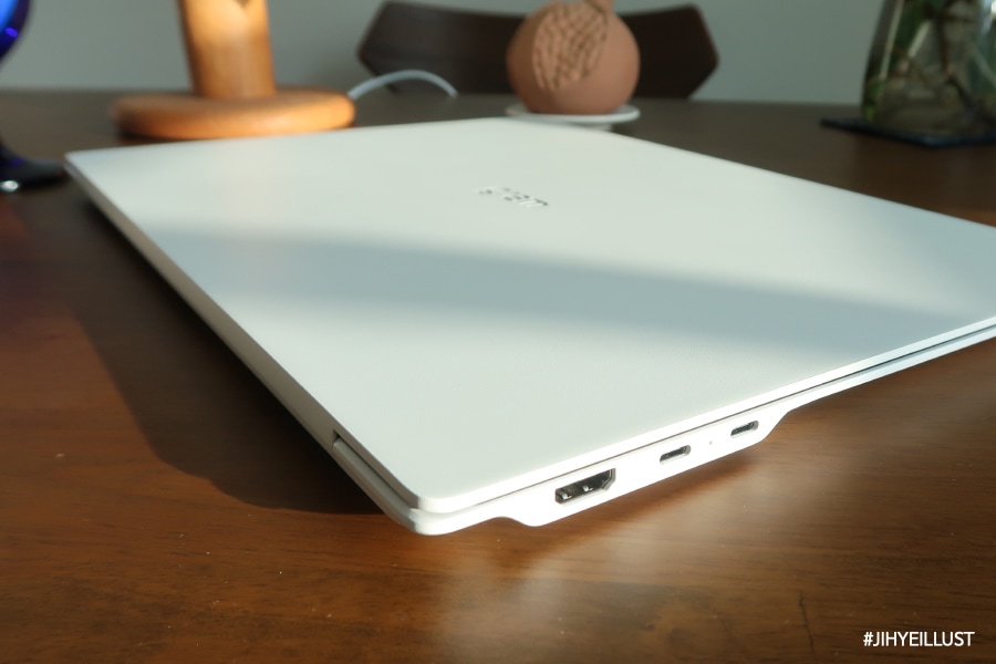 lg_로고가_보이는_흰색_노트북이_책상_위에_놓여_있고,_hdmi_및_usb-c_포트가_보이는_노트북_측면_모습