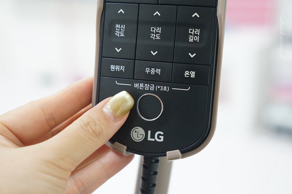 리모켄에_지문찍는_버튼에_손가락을_갖다대고_있는_모습