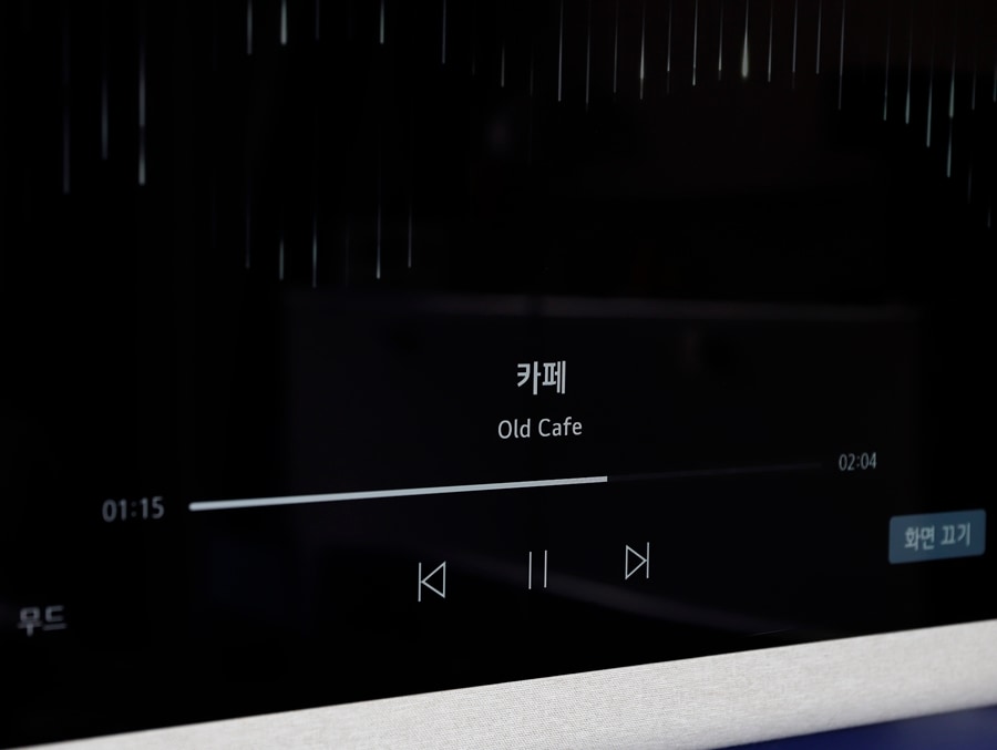 tv_화면에_카페_(old_cafe)_음악_재생_중인_인터페이스_표시됨._재생_바에는_1분_15초_경과,_총_2분_4초_길이가_표시되어_있음._우측_하단에는_화면_끄기_버튼이_있음.