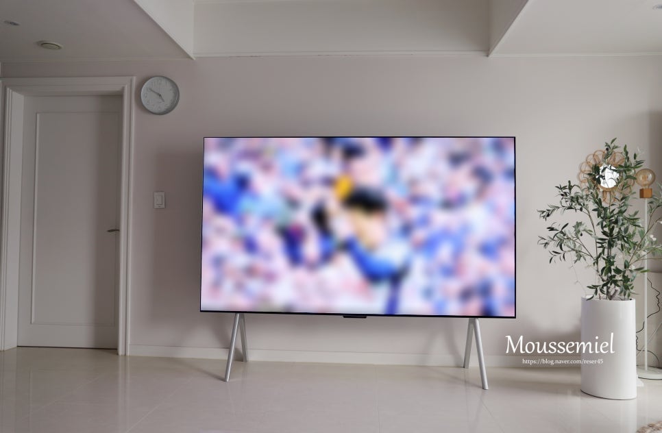 lg_oled_m_tv으로_축구_경기를_시청하는_모습