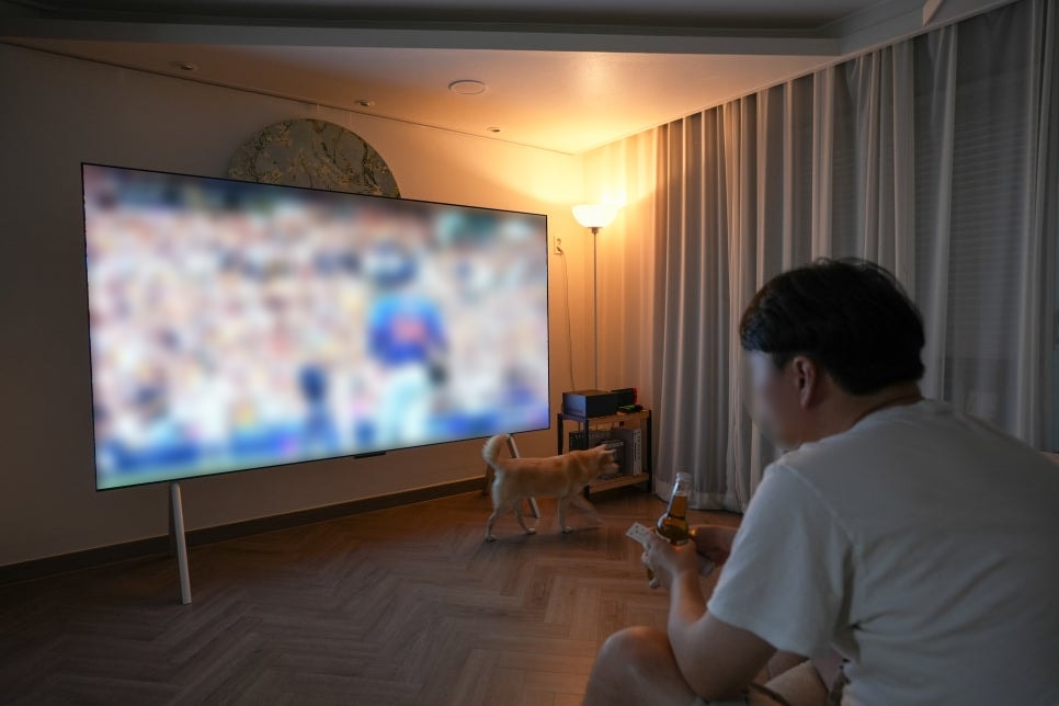 남성이_야구경기를_보며_맥주를_마시는_모습