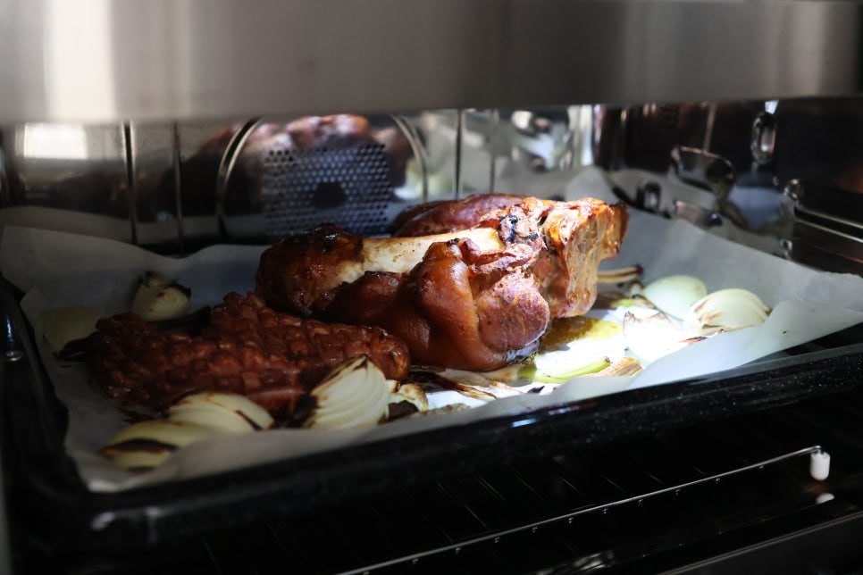 광파오븐에서_맛있게_익어가는_통닭_이미지.