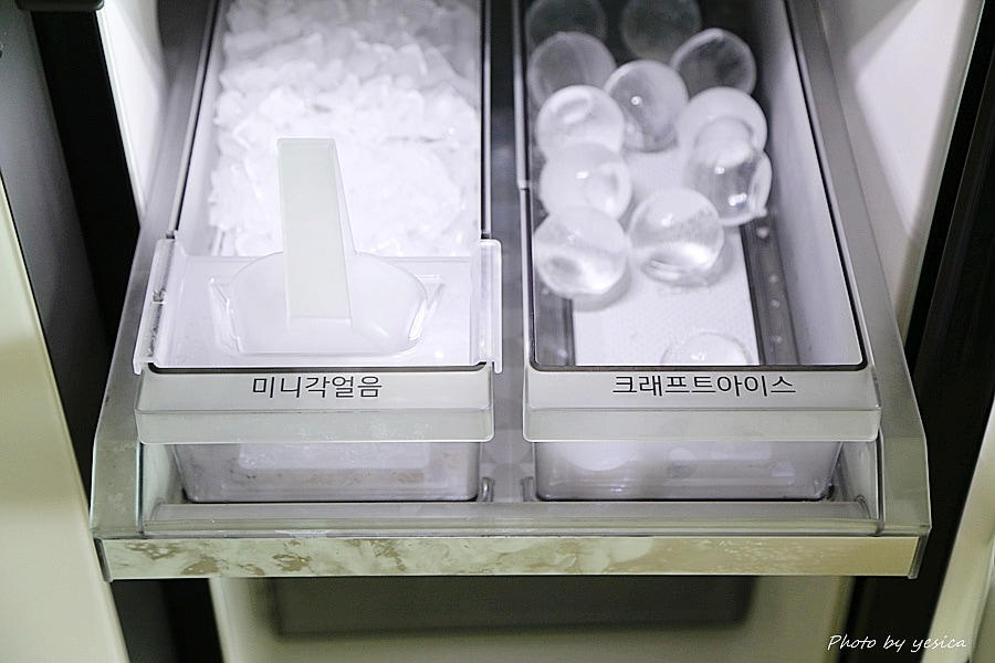 냉장고 내부에 보관된 미니각얼음과 크래프트 아이스