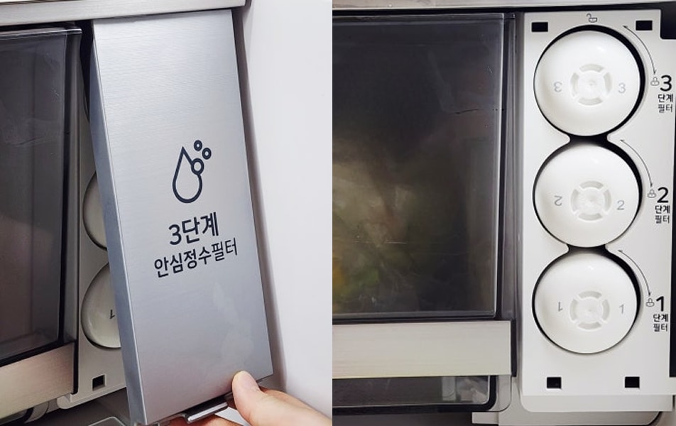 LG 디오스 AI 오브제컬렉션 STEM 냉장고 내부의 3단계 안심 정수 필터 클로즈업. ‘1단계, 2단계, 3단계’ 필터가 세로로 배치되어 있으며 전용 커버가 열려 있는 모습.