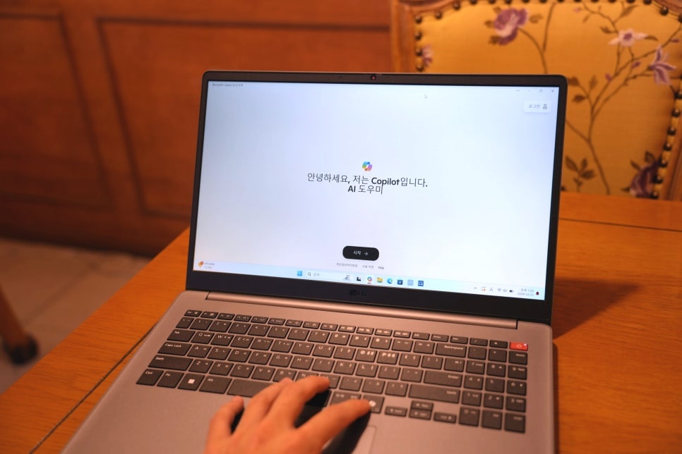 울트라 pc 화면에 Copilot을 실행시키고 있는 모습