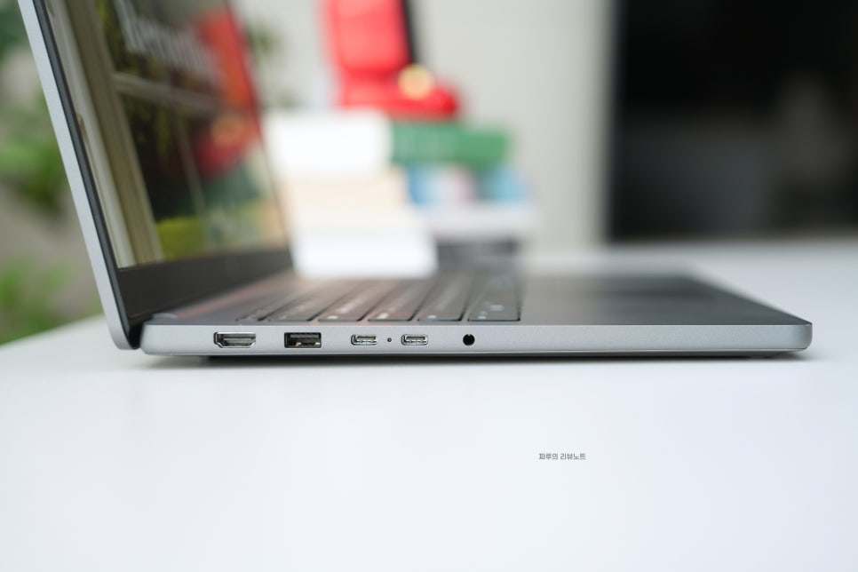 노트북 측면에 HDMI 포트, USB 포트 등 다양한 연결 단자가 배치된 모습