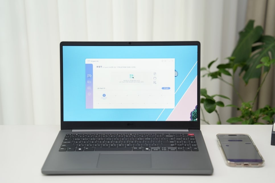 LG 울트라 PC와 스마트폰을 이용해 데이터 전송 기능을 사용하는 화면
