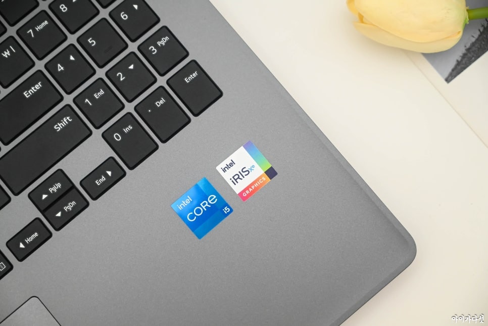 LG 울트라 PC 키보드 하단부와 팜레스트 영역이 보이는 모습으로, 인텔 코어 i5와 인텔 아이리스 Xe 그래픽스 스티커가 부착되어 있는 모습.