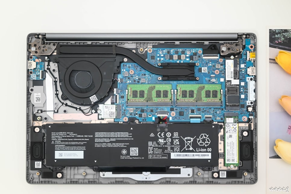 LG 울트라 PC의 내부 구조를 보여주는 이미지로, 쿨링 팬, 메모리 슬롯, 배터리, 저장 장치 등이 보이며 정밀하게 배치된 내부 설계가 드러나는 모습.