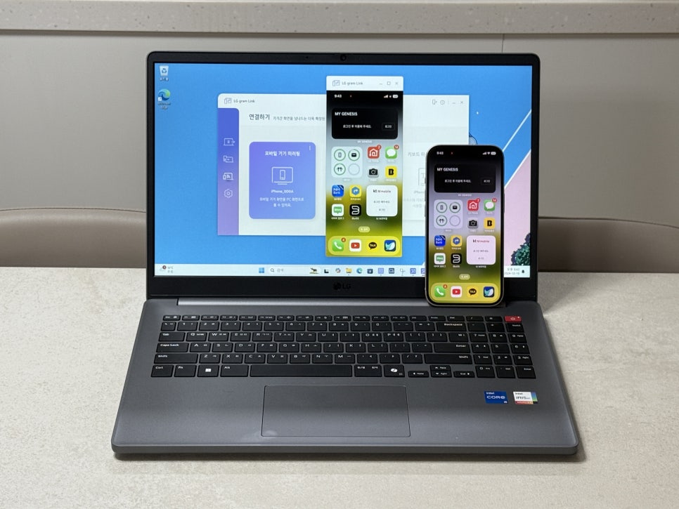 LG 울트라 PC 화면에 LG Gram Link 프로그램이 실행 중이며, 오른쪽에는 스마트폰 화면이 미러링되어 표시된 모습.