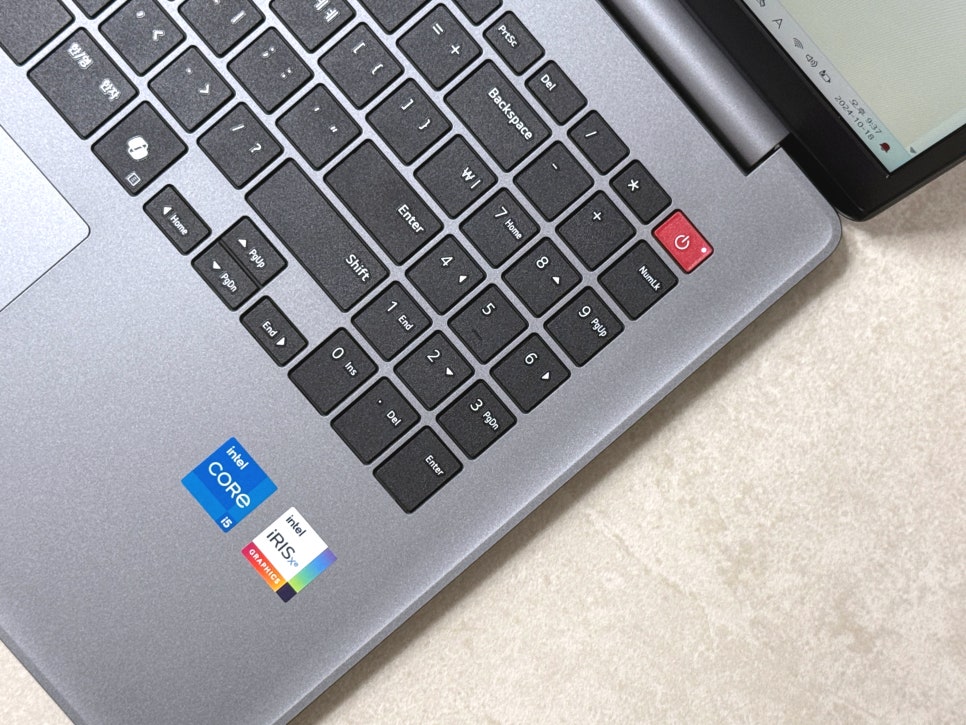 LG 울트라 PC 키보드 클로즈업 이미지로, 빨간색 전원 버튼이 보이는 모습.