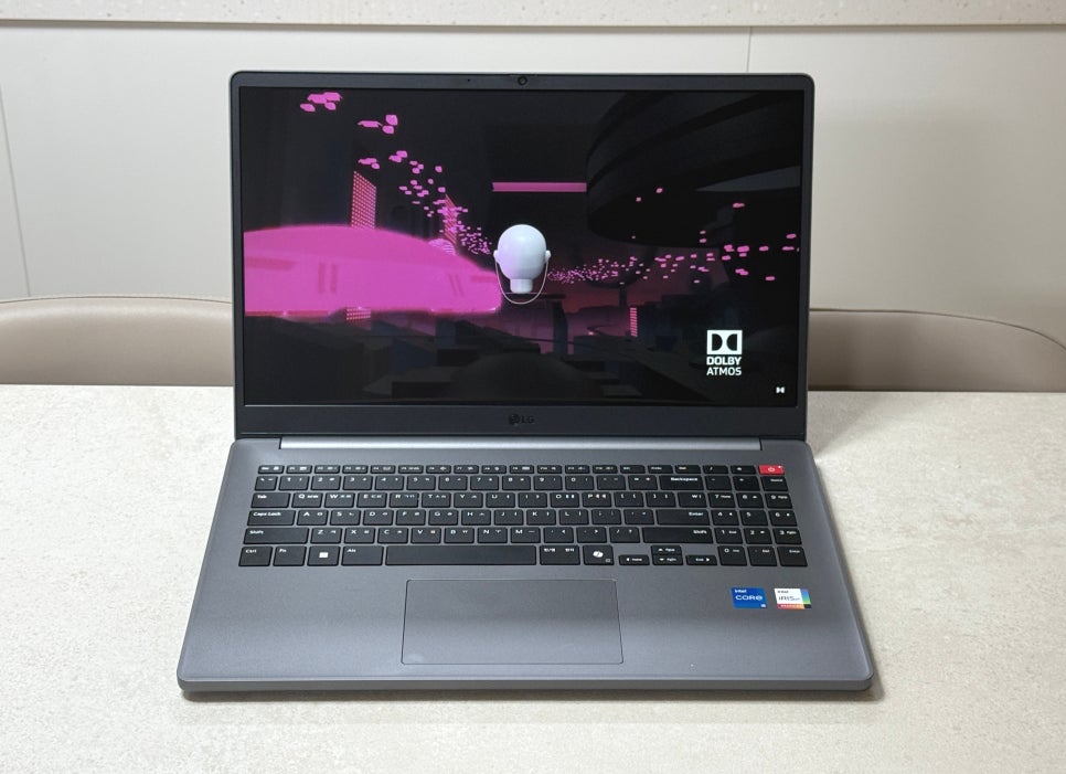 LG 울트라 PC 화면에 돌비 애트모스 로고와 함께 영상이 재생된 모습.