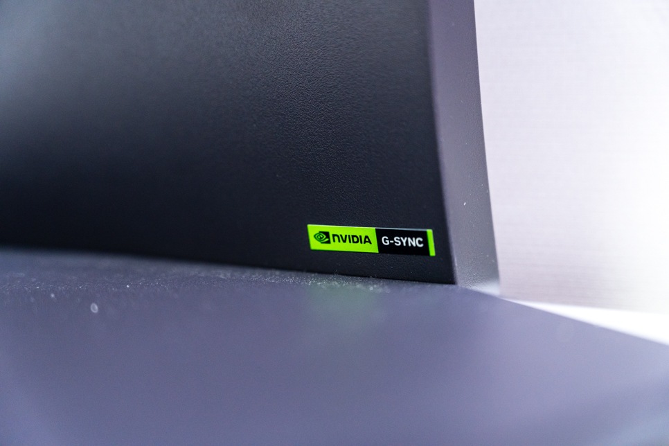 모니터 스탠드의 하단에 위치한 NVIDIA G-SYNC 로고 스티커.