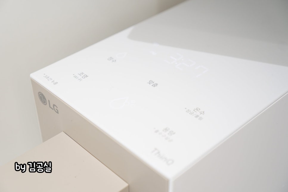 정수기의_상단_터치패드를_근접하게_보여줌._온수,_냉수,_조명_등_다양한_기능을_간편하게_설정할_수_있는_직관적인_인터페이스.