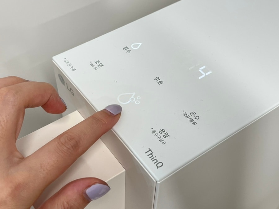 lg_퓨리케어_오브제컬렉션_정수기의_상단쪽_터치패드를_가까이_보여주고_터치패드를_누르는_손