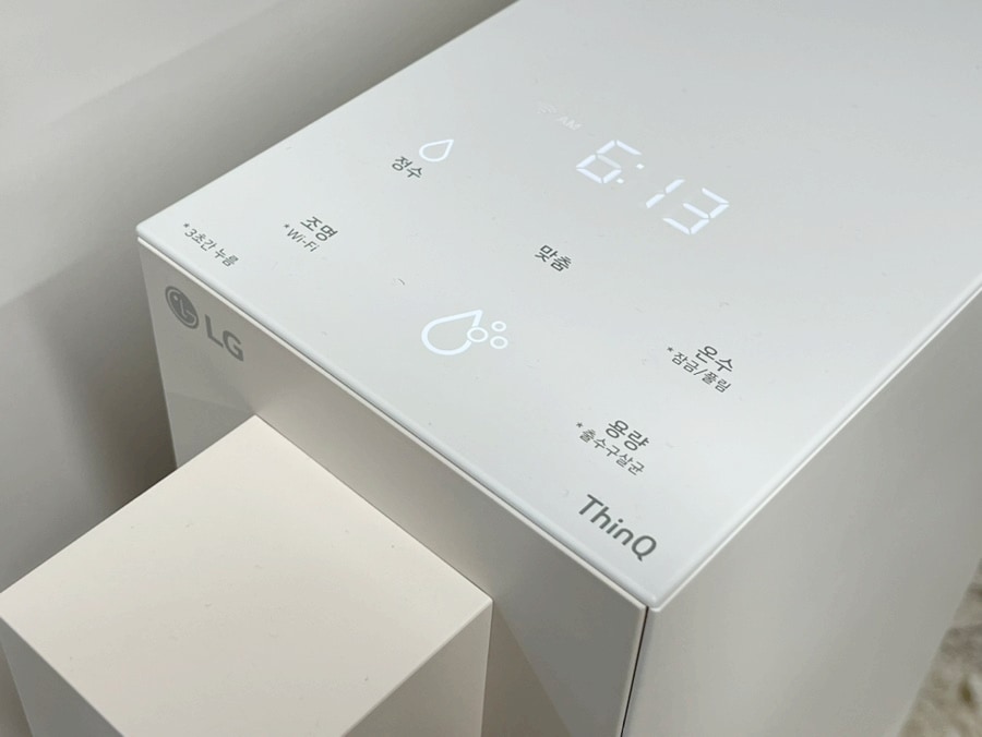 lg_퓨리케어_오브제컬렉션_정수기의_상단쪽_터치패드를_가까이_보여줌._온수,_냉수,_조명_등_다양한_기능을_간편하게_설정할_수_있는_직관적인_인터페이스