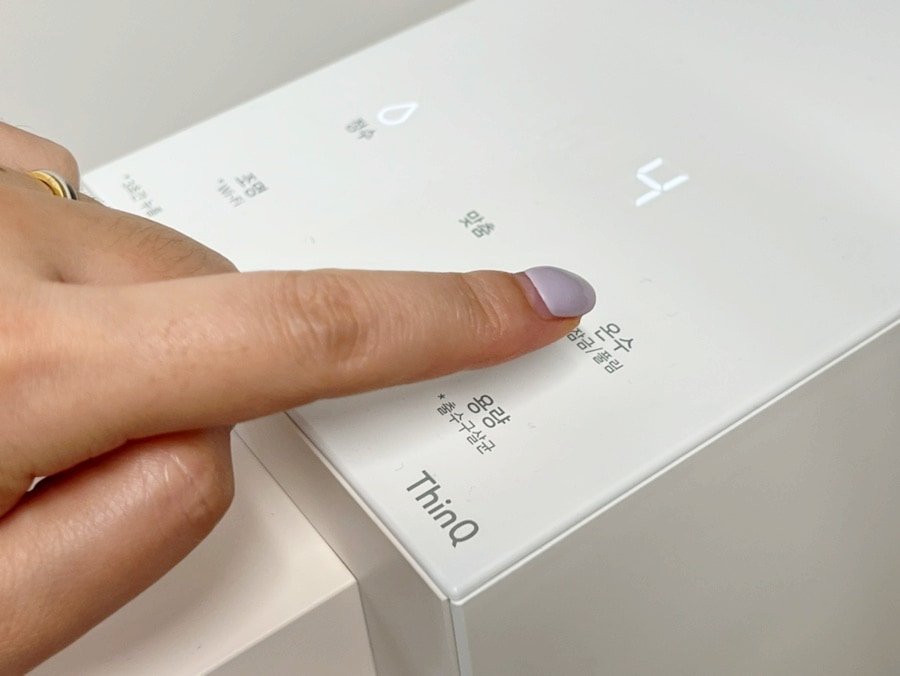 lg_퓨리케어_오브제컬렉션_정수기의_상단쪽_터치패드_버튼_중_온수를_터치하는_손가락