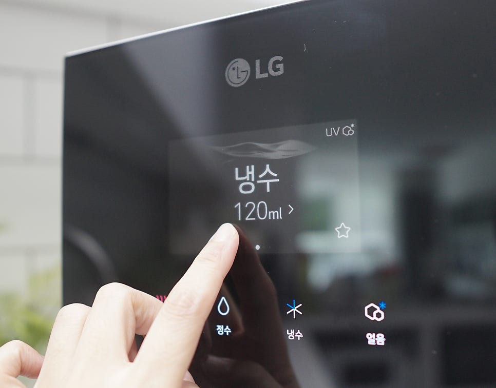 lg_퓨리케어_오브제컬렉션_정수기의_디스플레이를_조작하는_손가락