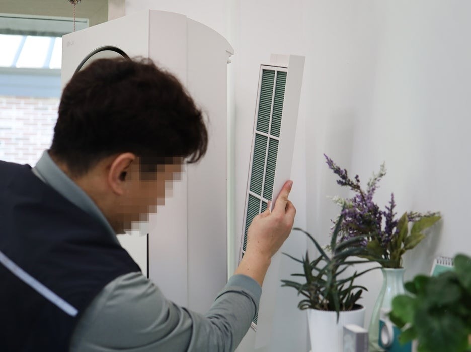 고장 걱정 없이 오래 사용할 수 있도록 1년에 한 번<br/>설치 환경, 냉방, 배수 등의 성능을 꼼꼼하게 점검하고<br/>가전 구독 기간 내 제품 고장 시 무상 A/S도 진행하는데요. <br/><br/>무상 A/S는 가전 구독 고객만 제공되고<br/>고객 과실로 인한 제품 고장은 제외되지만<br/>에어컨을 청결하게 사용할 수 있도록 A부터 Z까지<br/>서비스를 제공해 주어 정말 만족스럽습니다.