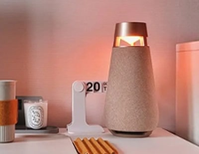 LG 엑스붐 360 스피커가 놓인 책상