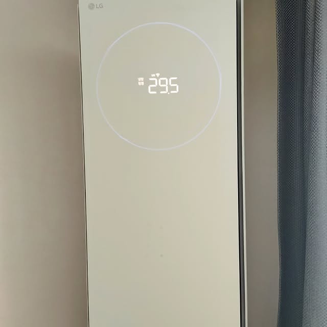 LG 휘센 오브제컬렉션 타워 에어컨의 디스플레이에 29.5도가 표시된 모습.