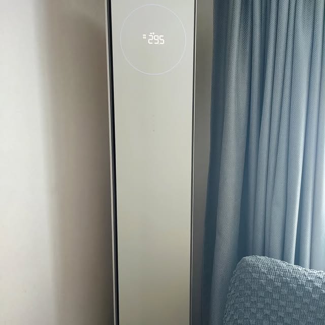 거실 한켠에 설치된 에어컨 이미지.