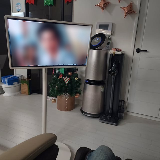 안마의자에 앉아 있는 사람의 시점으로 맞은편에 위치한 LG 스탠바이미 화면을 바라보는 모습