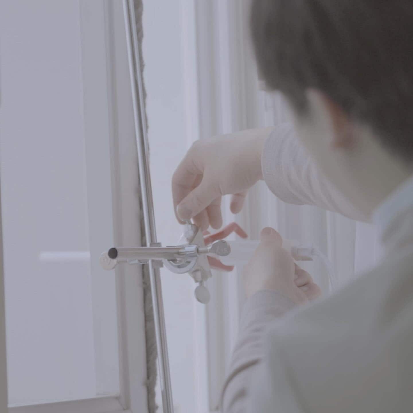 사용자가 창문을 열기 위해 창문 고정 장치를 조작하는 모습.