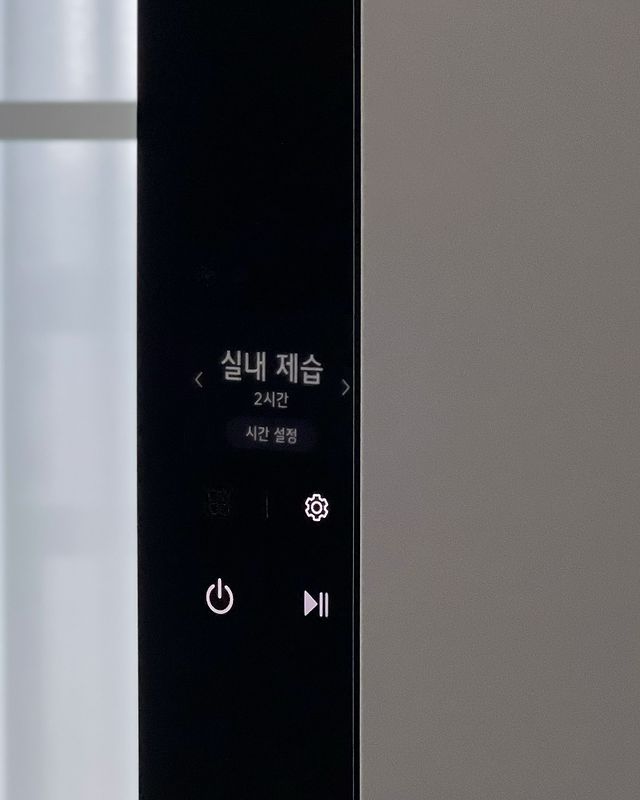 스타일러 전면 화면에 실내 제습 2시간 표시됨. 아래엔 시간 설정과 네 개의 아이콘(메뉴, 설정, 전원, 일시정지) 버튼이 있음.