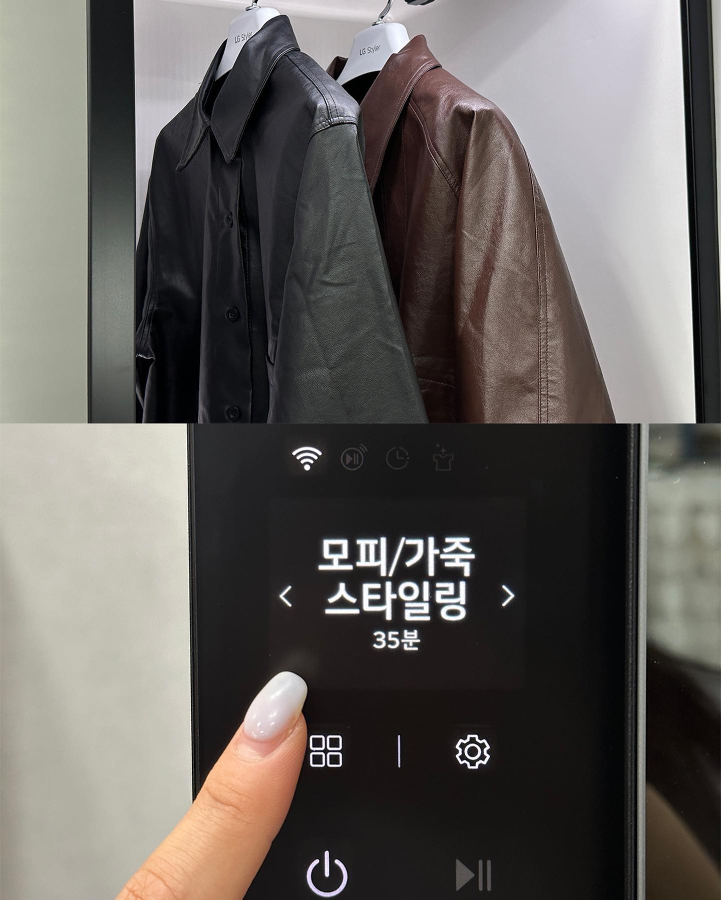 스타일러 내부에 검은색과 갈색 가죽 재킷가 옷걸이에 걸려 있음. 터치스크린에서 모피/가죽 스타일링 35분 코스를 선택하는 손가락 모습.