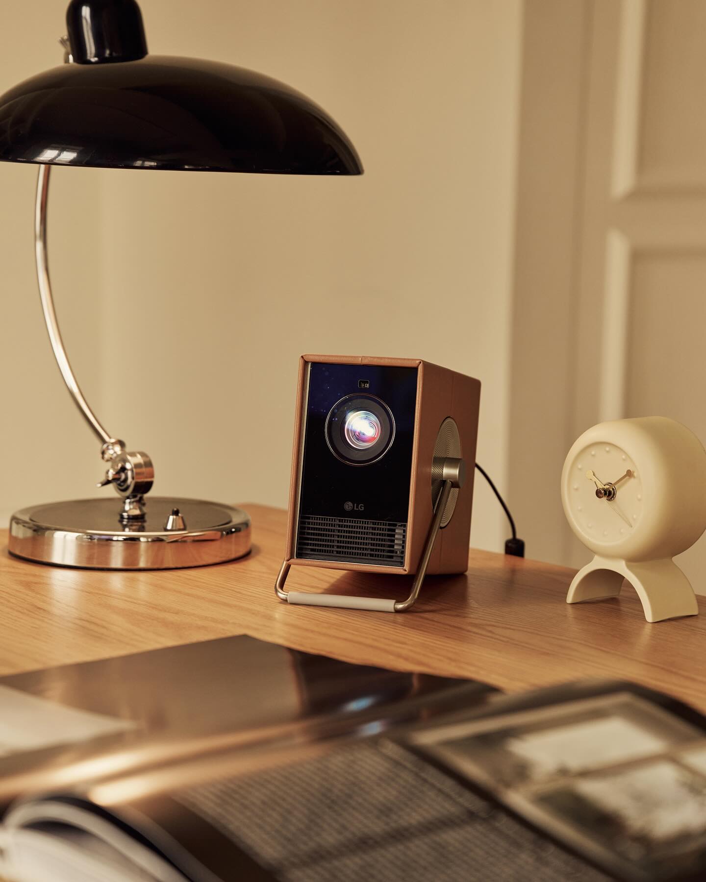 우아한 디자인의 LG 시네빔 큐브가 클래식한 조명과 빈티지한 소품들로 꾸며진 아늑한 서재 공간과 조화로운 분위기를 연출하는 모습