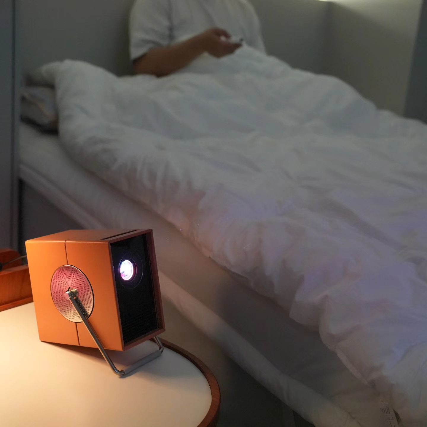 아늑한 침실에서 LG 시네빔으로 편안하게 영화를 감상하는 여유로운 모습