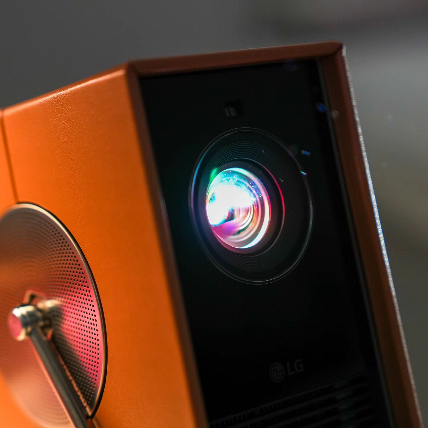 세련된 디자인과 선명한 화질을 자랑하는 LG 시네빔의 감각적인 모습