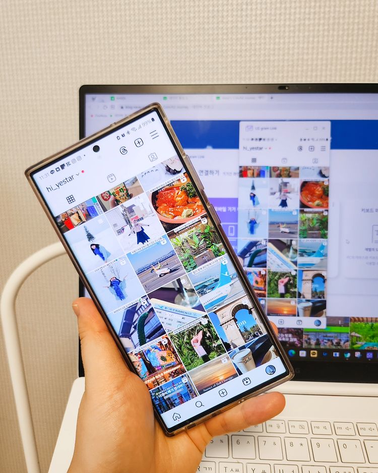 스마트폰을 손에 든 사용자가 화면에 인스타그램 갤러리를 띄워 놓았고, 뒤로는 LG 그램 노트북 화면이 배경으로 보임