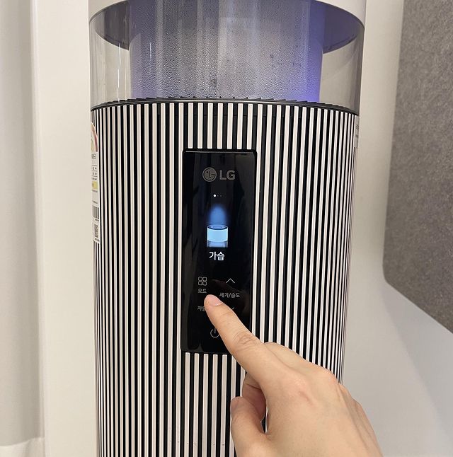 퓨리케어 하이드로타워 디스플레이에서 가습 모드가 직관적으로 활성화된 모습을 보여줌.