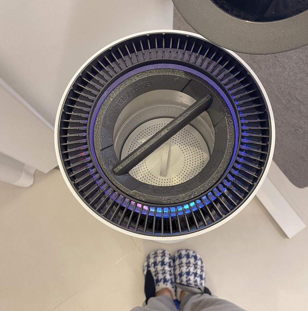퓨리케어 하이드로타워 상단에서 물탱크의 손잡이 부분이 드러난 모습을 상단에서 내려다본 모습.