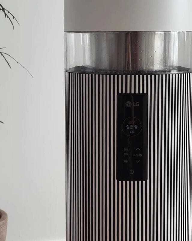 퓨리케어 하이드로타워의 디스플레이에서 100도씨 살균 중 작동 모드 화면을 보여줌.