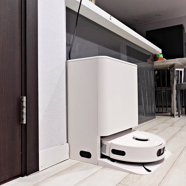 LG 코드제로 로보킹 AI 올인원이 전용 충전 스테이션에서 충전 중인 모습.